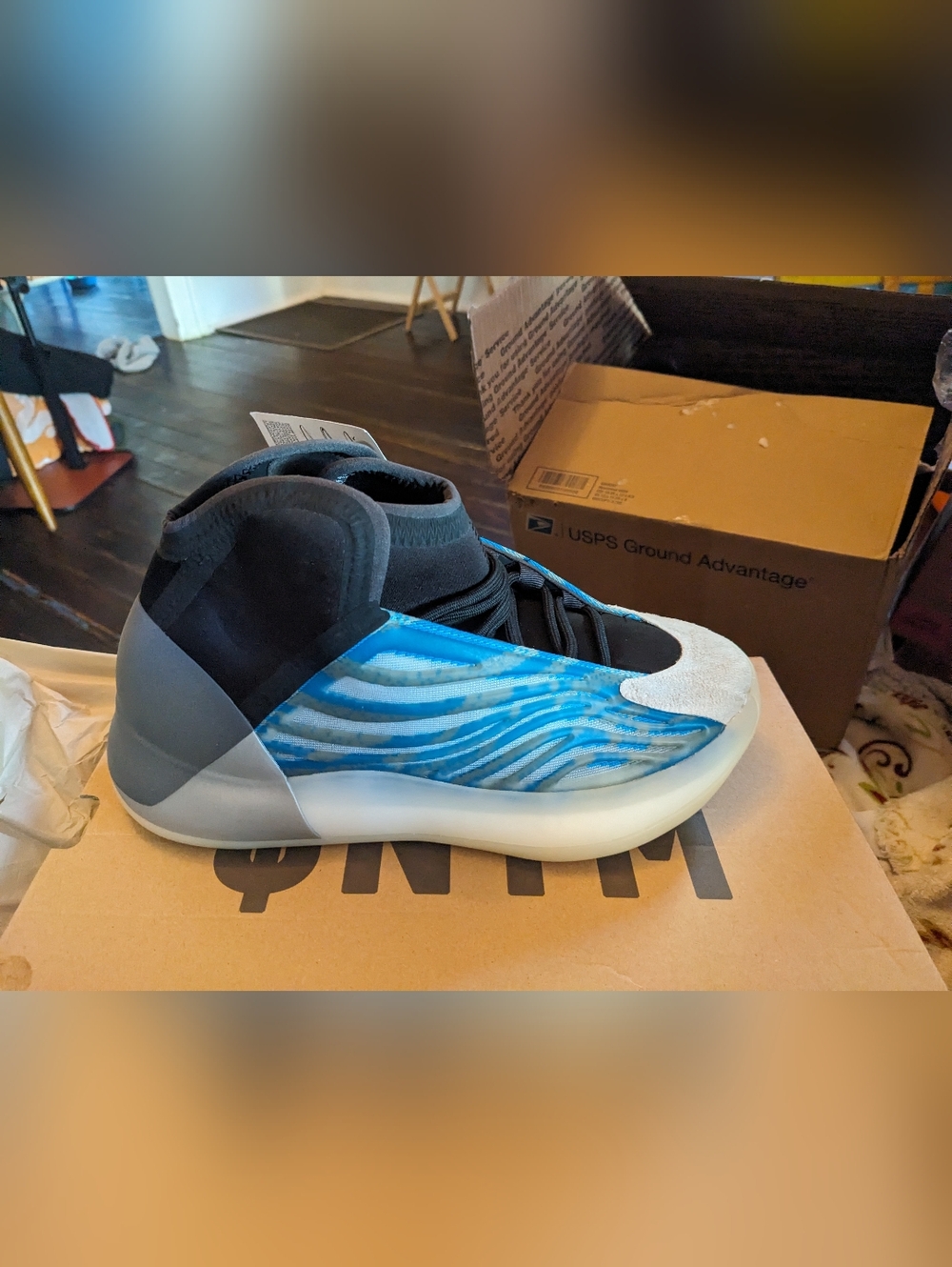 NWB MINT Yeezy QNTM Basketball US8
